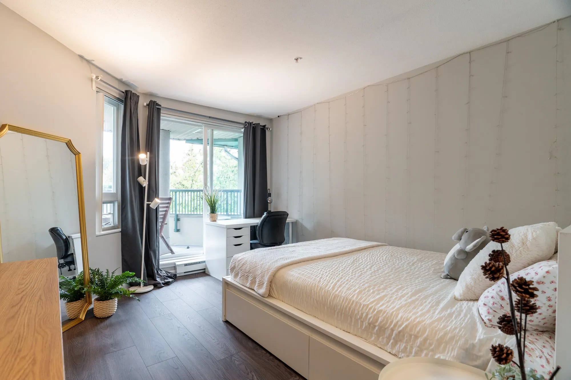 A306 2099 Lougheed Highway