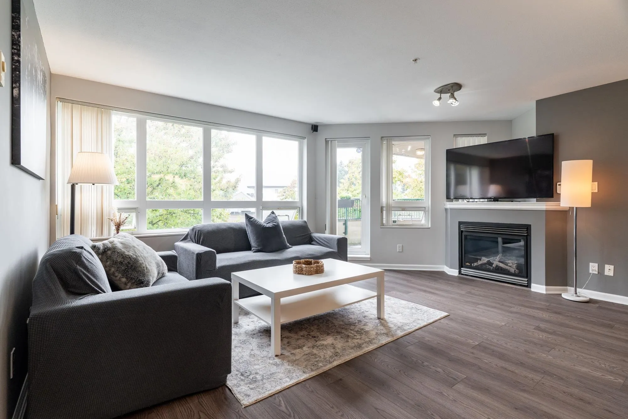 A306 2099 Lougheed Highway