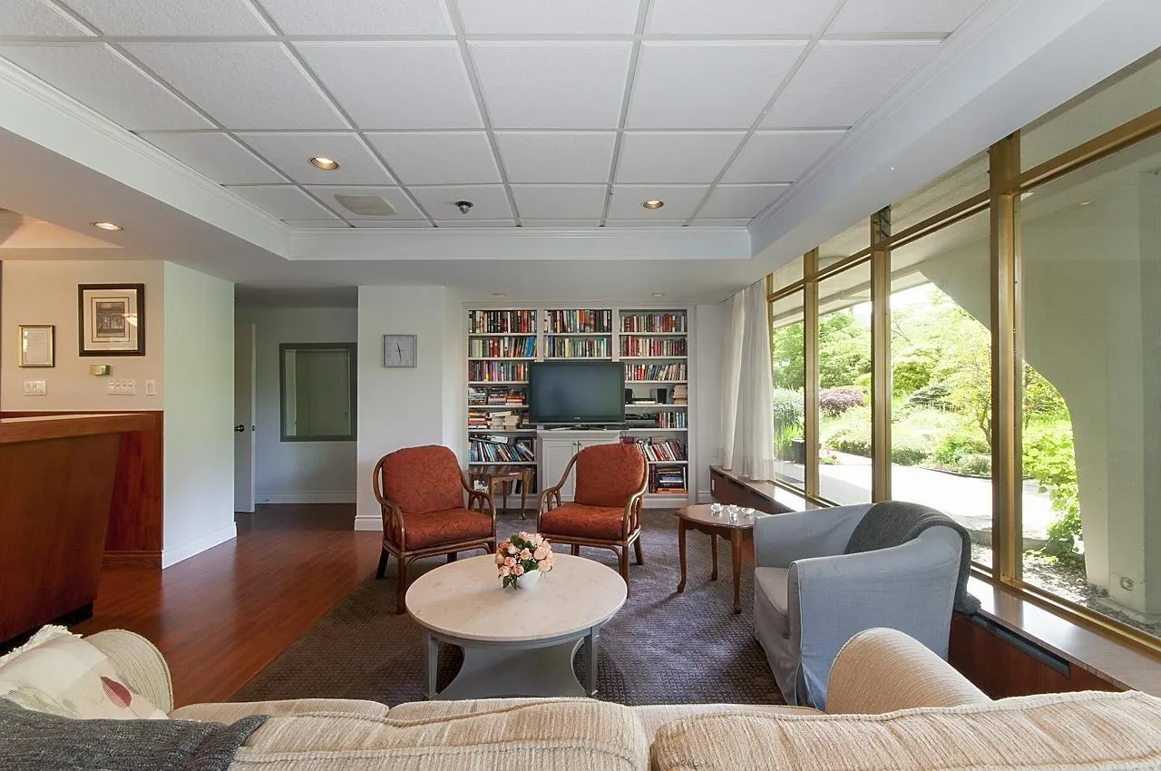 606 1425 Esquimalt Avenue