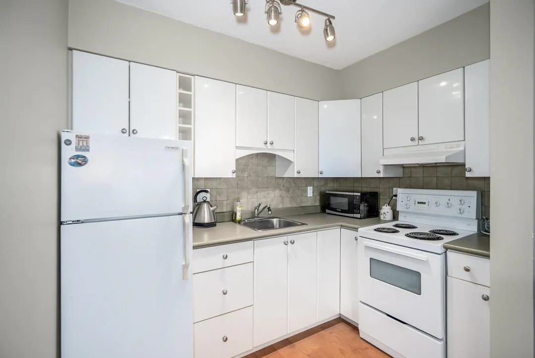 606 1425 Esquimalt Avenue