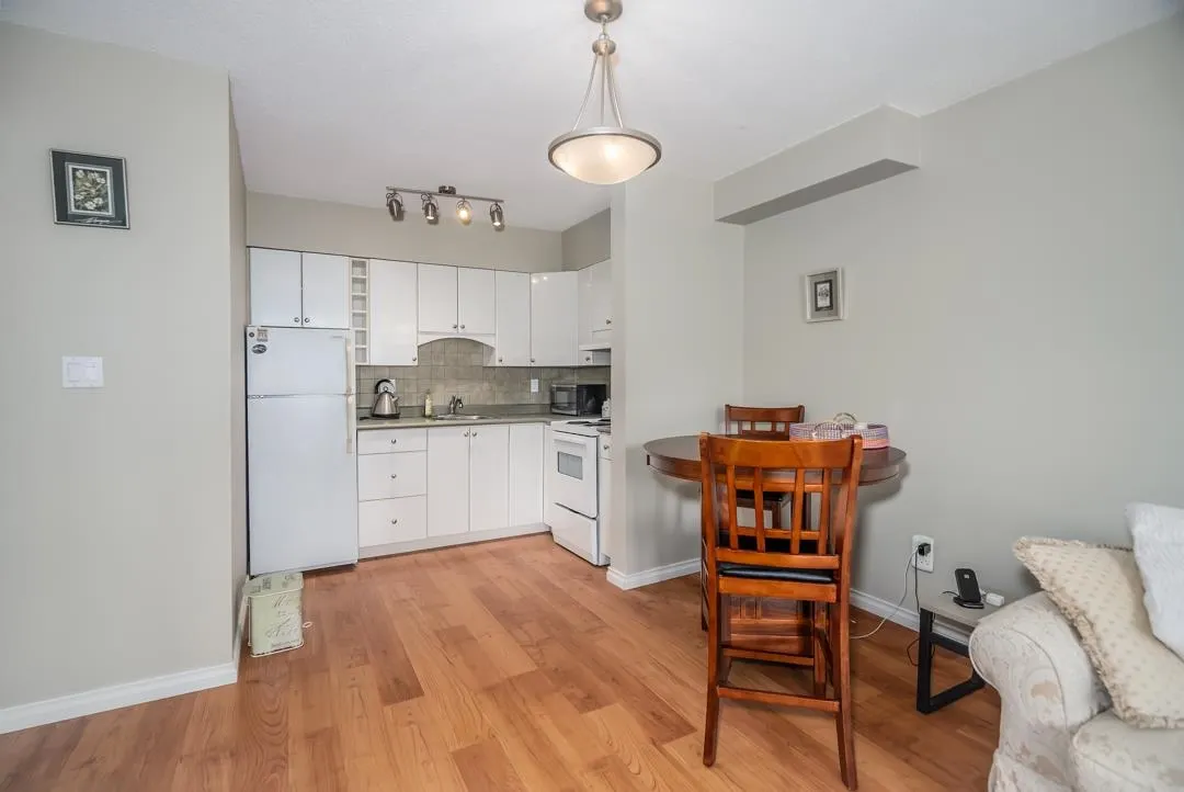 606 1425 Esquimalt Avenue