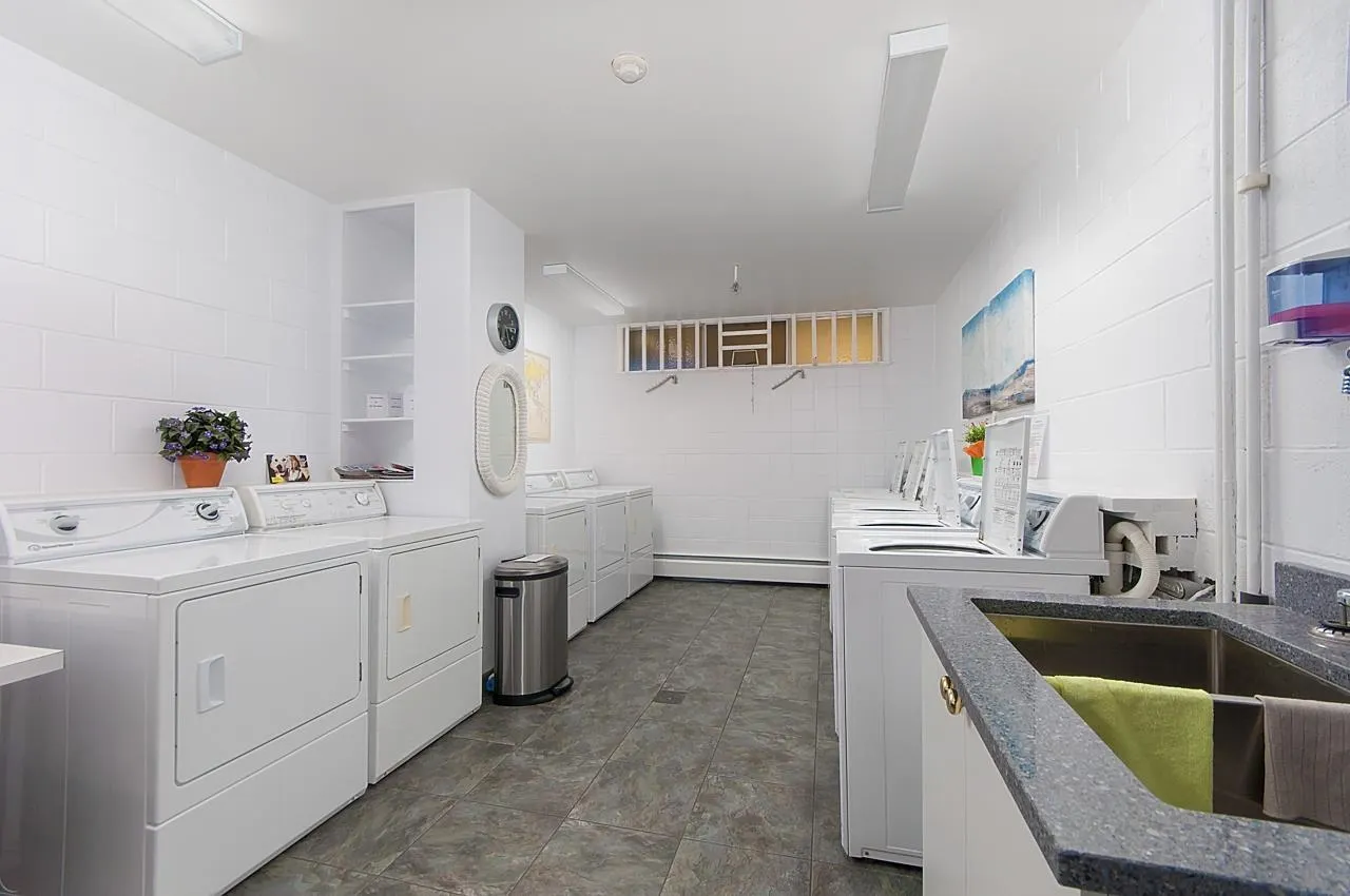 606 1425 Esquimalt Avenue