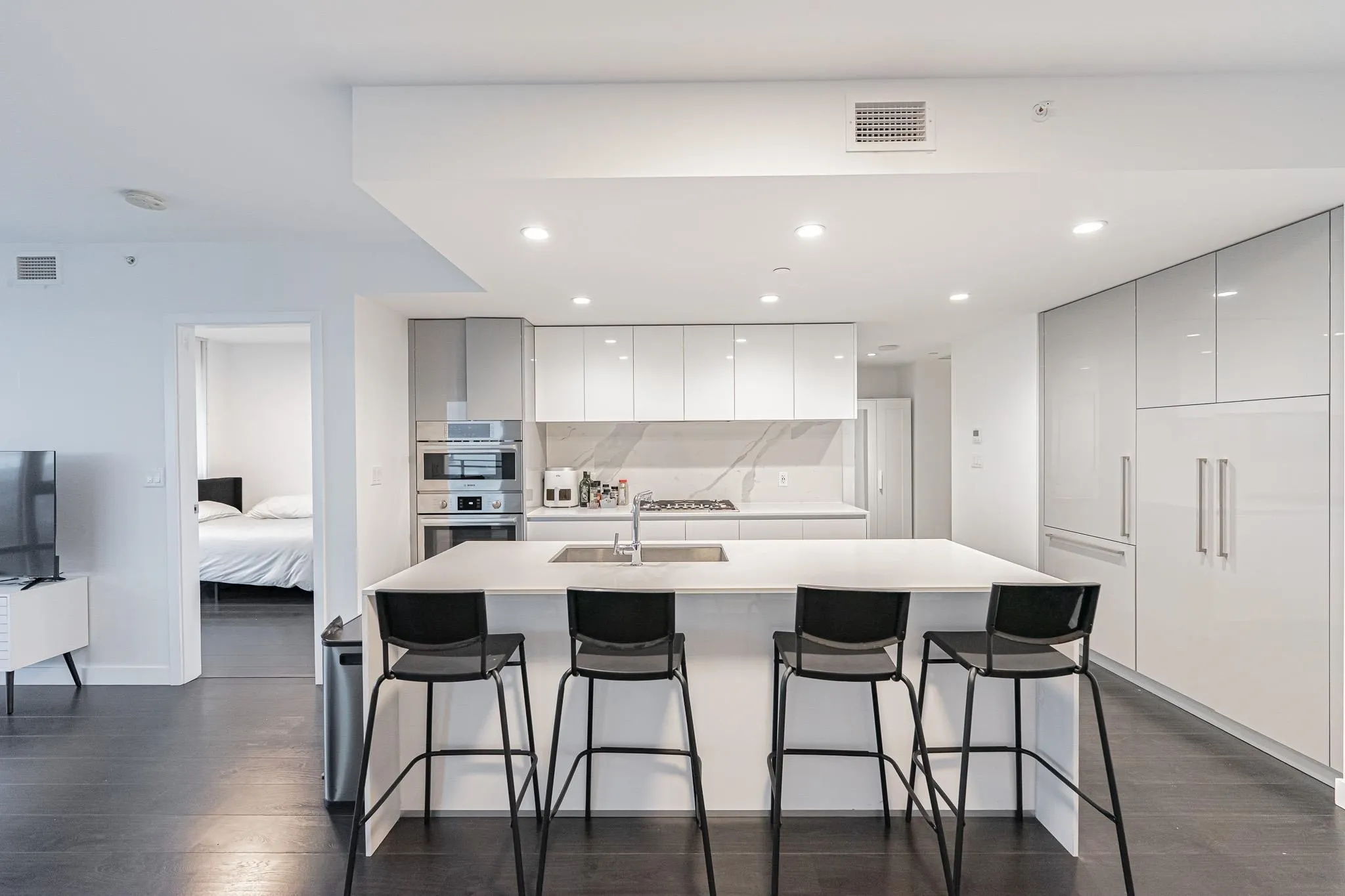 3406 2085 Skyline Court