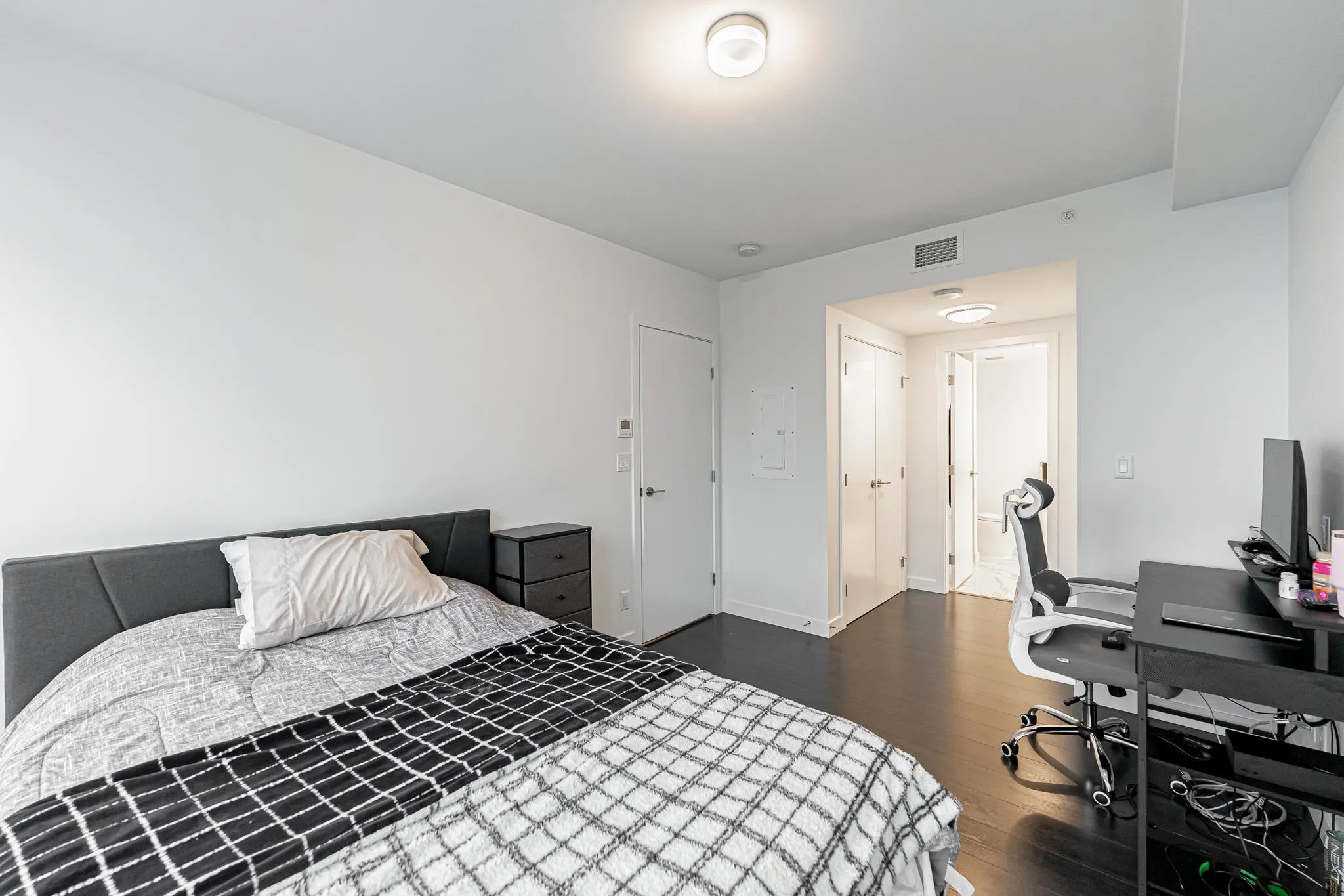 3406 2085 Skyline Court