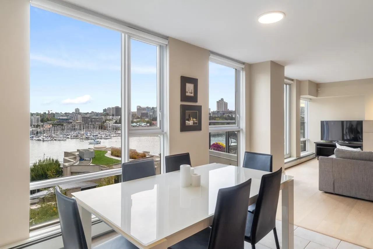 805 1383 Marinaside Crescent