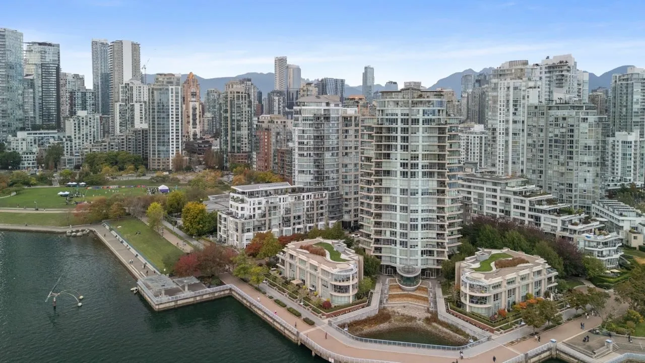 805 1383 Marinaside Crescent