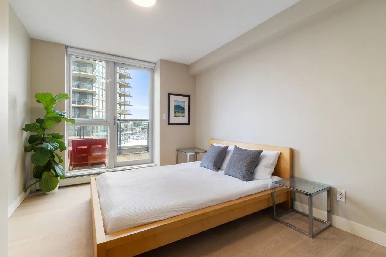 805 1383 Marinaside Crescent