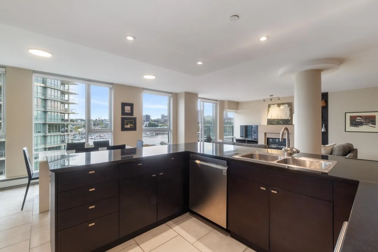 805 1383 Marinaside Crescent