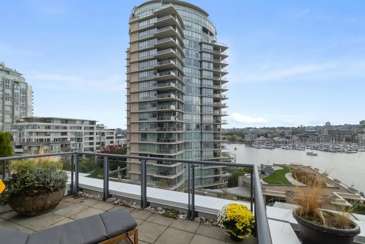 805 1383 Marinaside Crescent