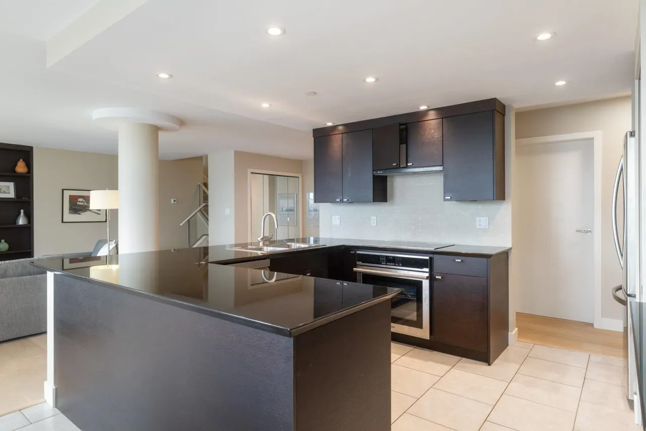 805 1383 Marinaside Crescent