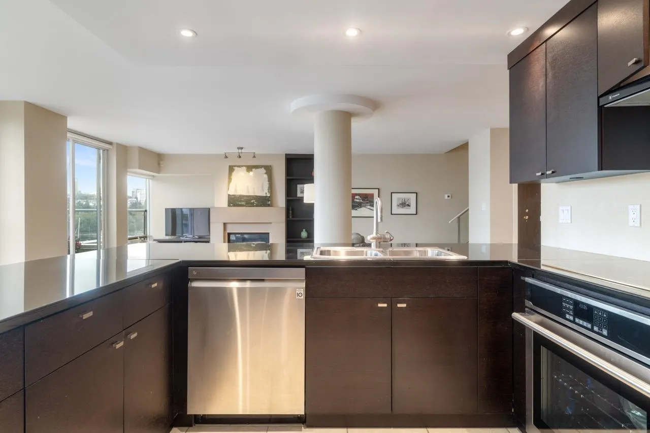 805 1383 Marinaside Crescent