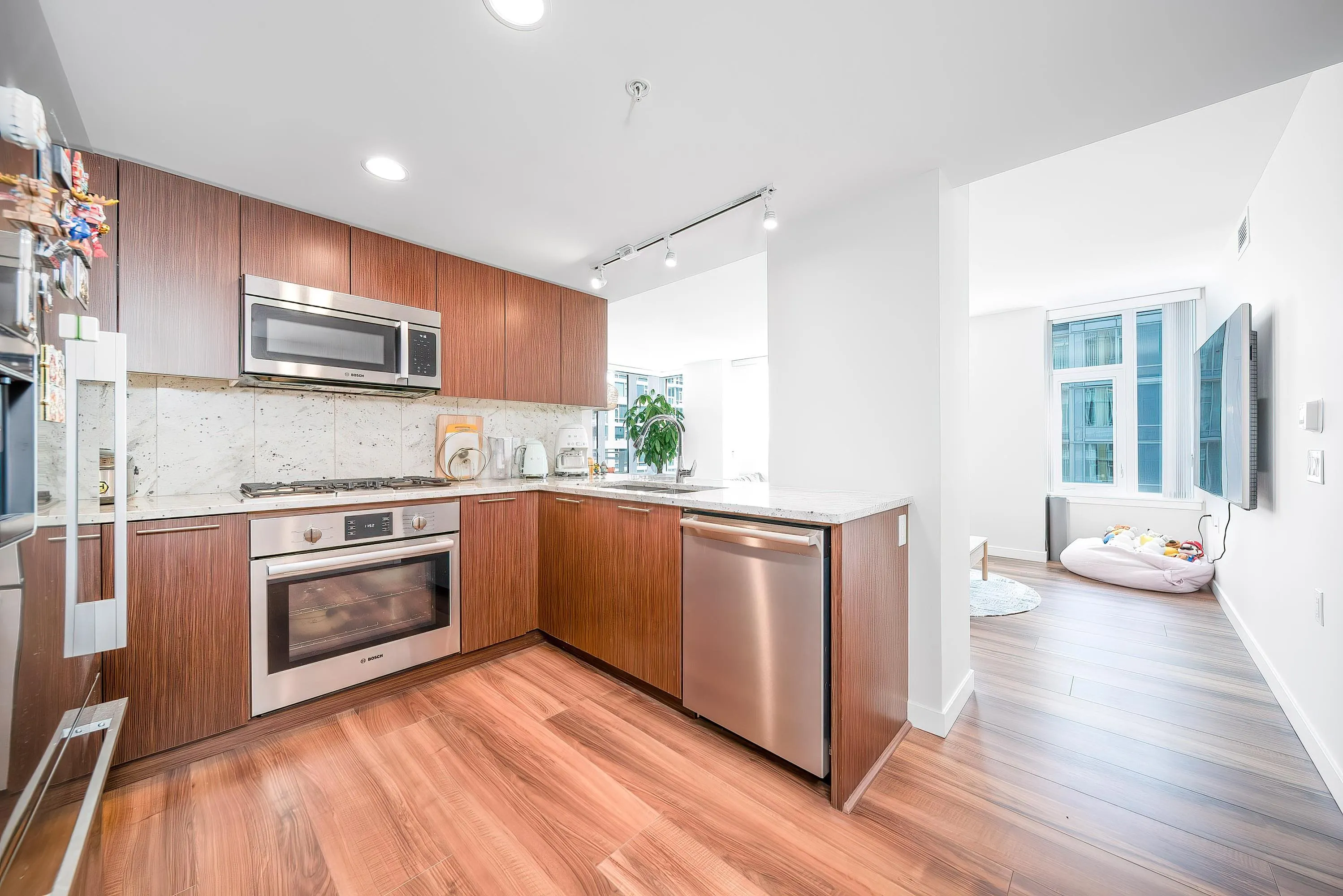 809 8699 Hazelbridge Way