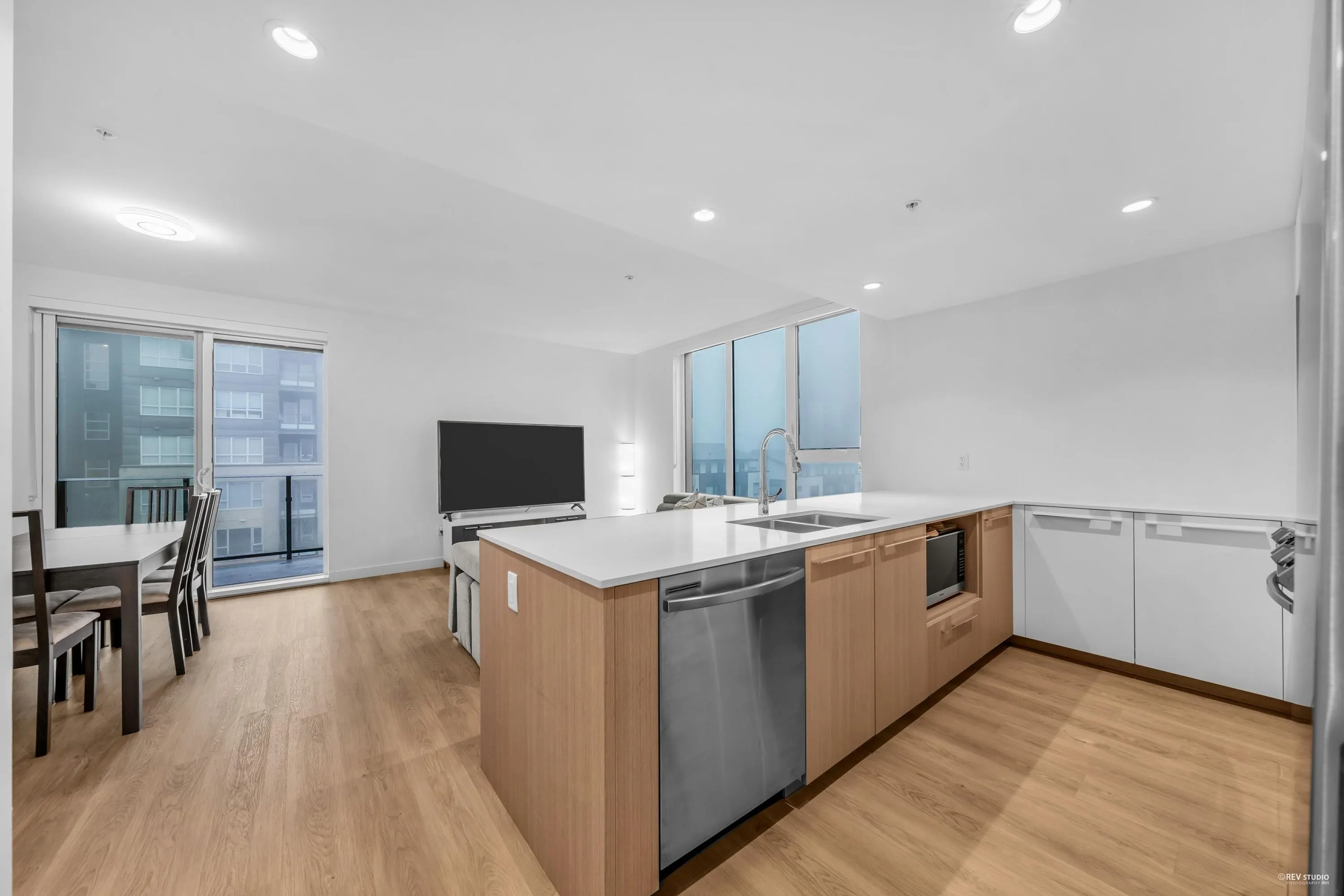 403 9888 University Crescent
