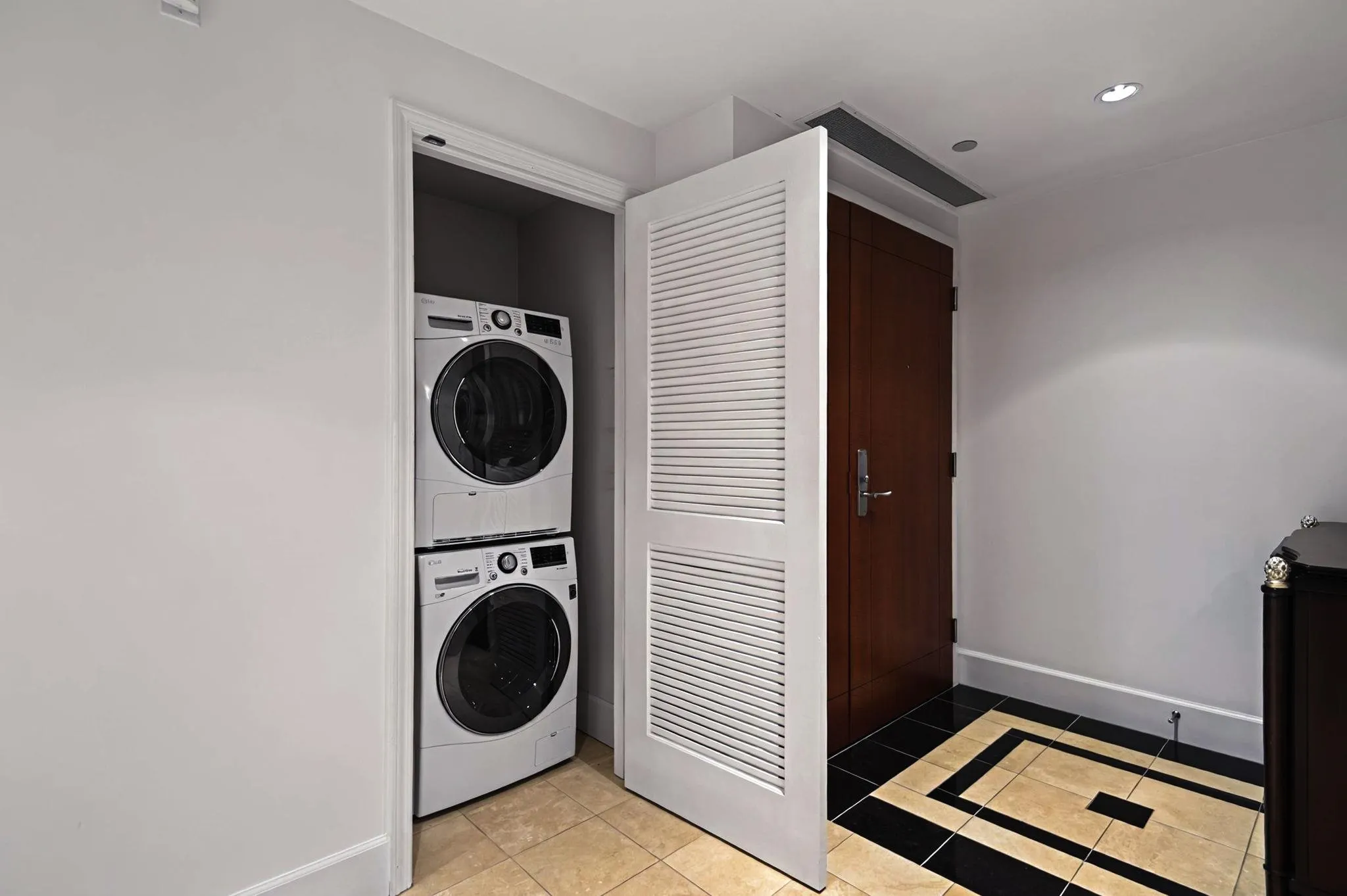 1503 323 Jervis Street