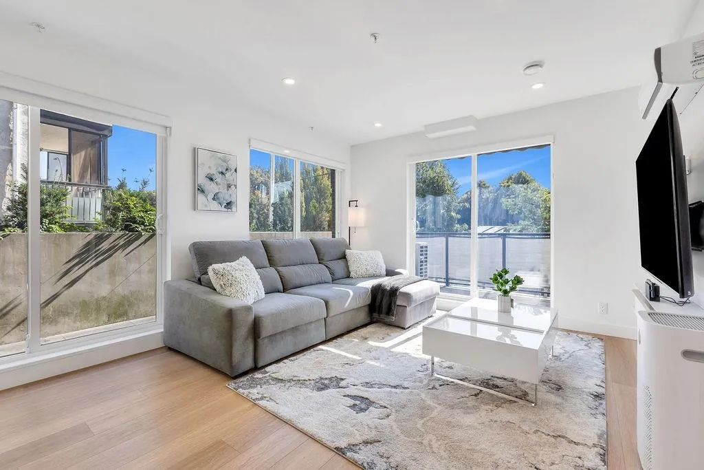 100 2331 Kelly Avenue