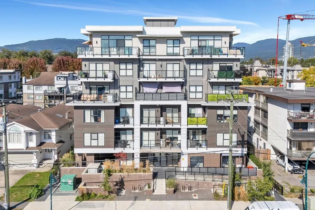 100 2331 Kelly Avenue