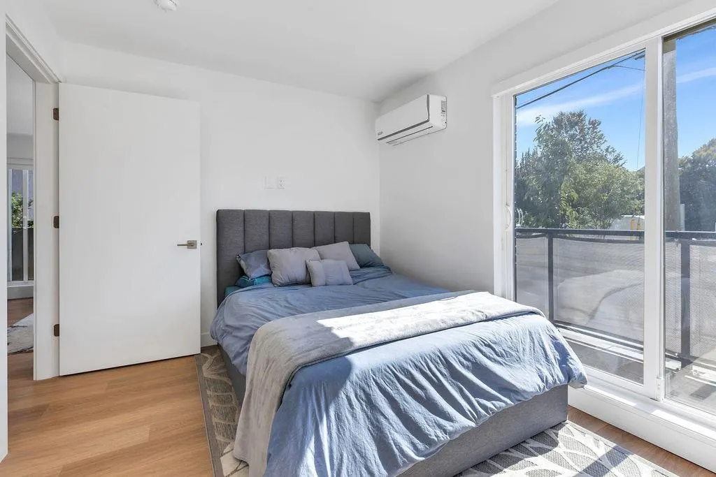 100 2331 Kelly Avenue