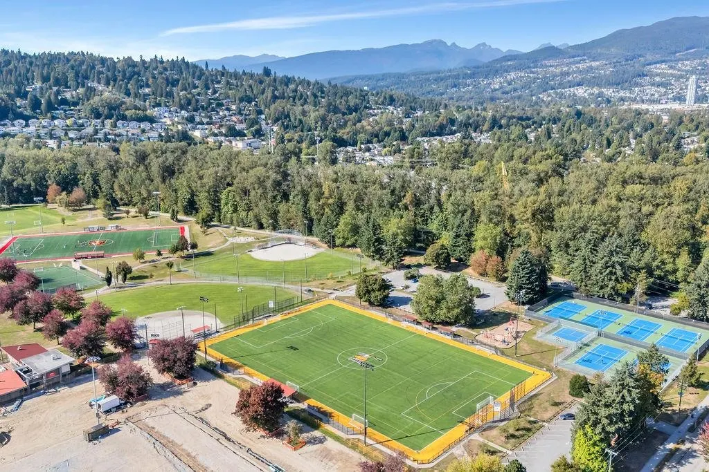 100 2331 Kelly Avenue