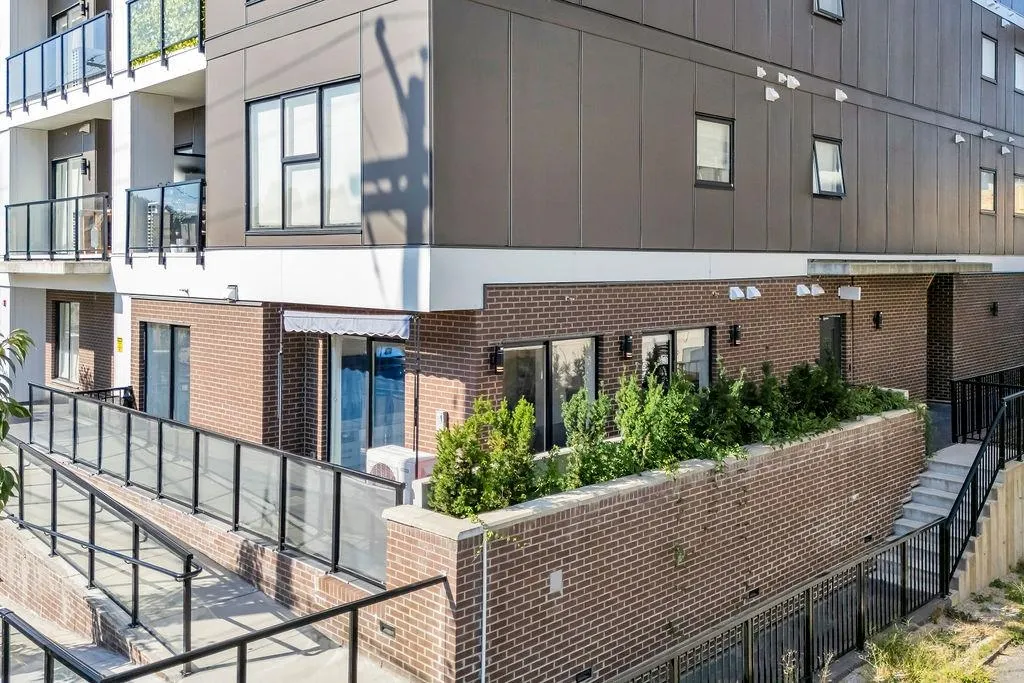 100 2331 Kelly Avenue