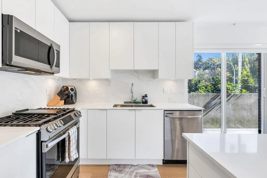 100 2331 Kelly Avenue