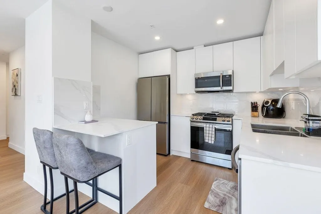 100 2331 Kelly Avenue