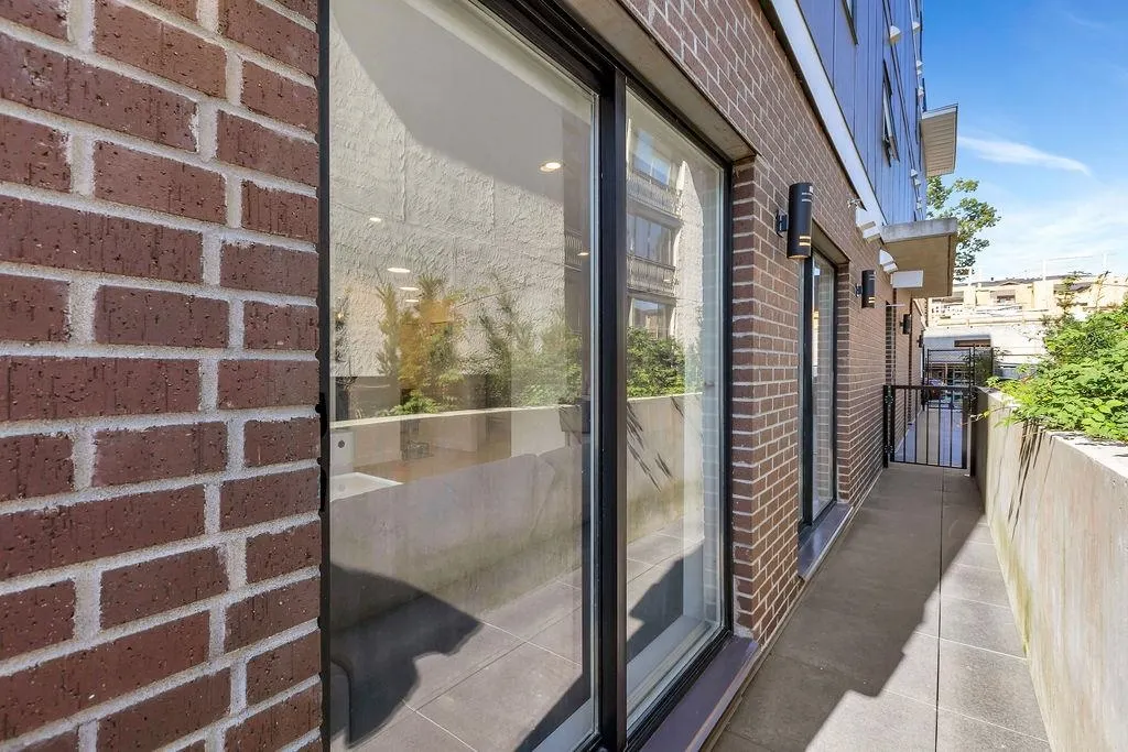 100 2331 Kelly Avenue