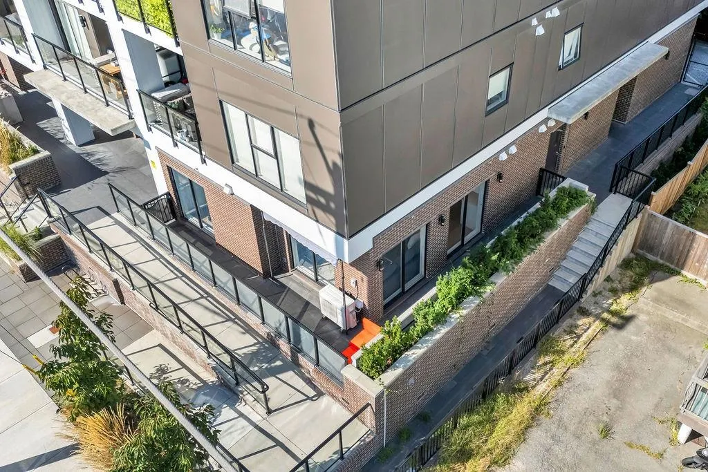 100 2331 Kelly Avenue