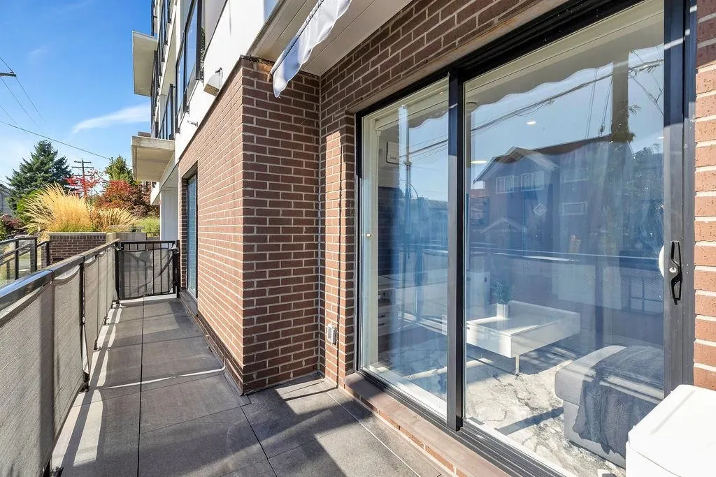 100 2331 Kelly Avenue