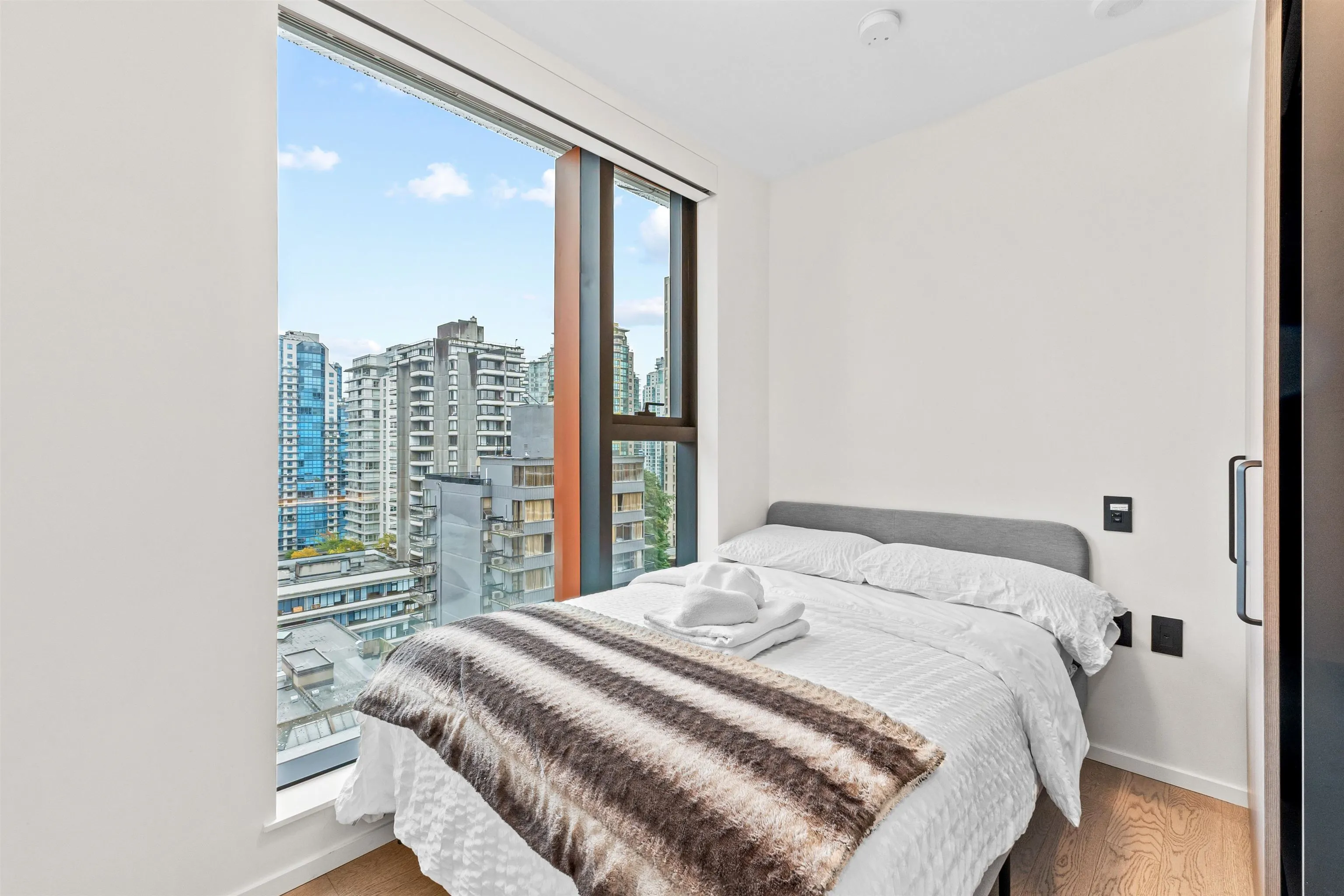 1304 1482 Robson Street