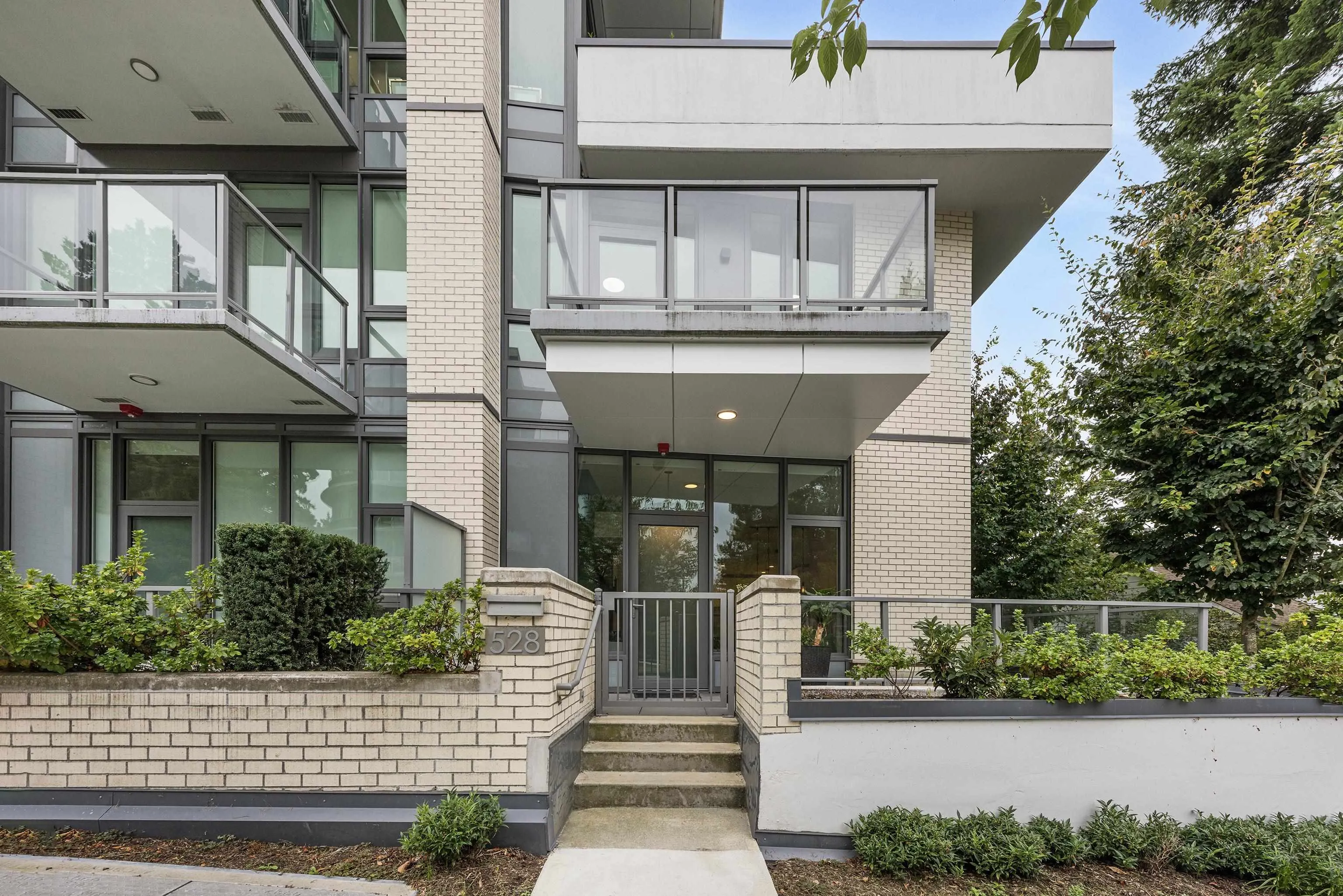 528 W 30th Avenue