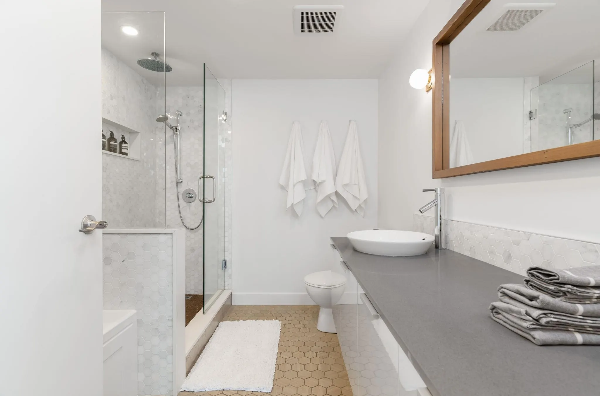 2705 108 W Cordova Street