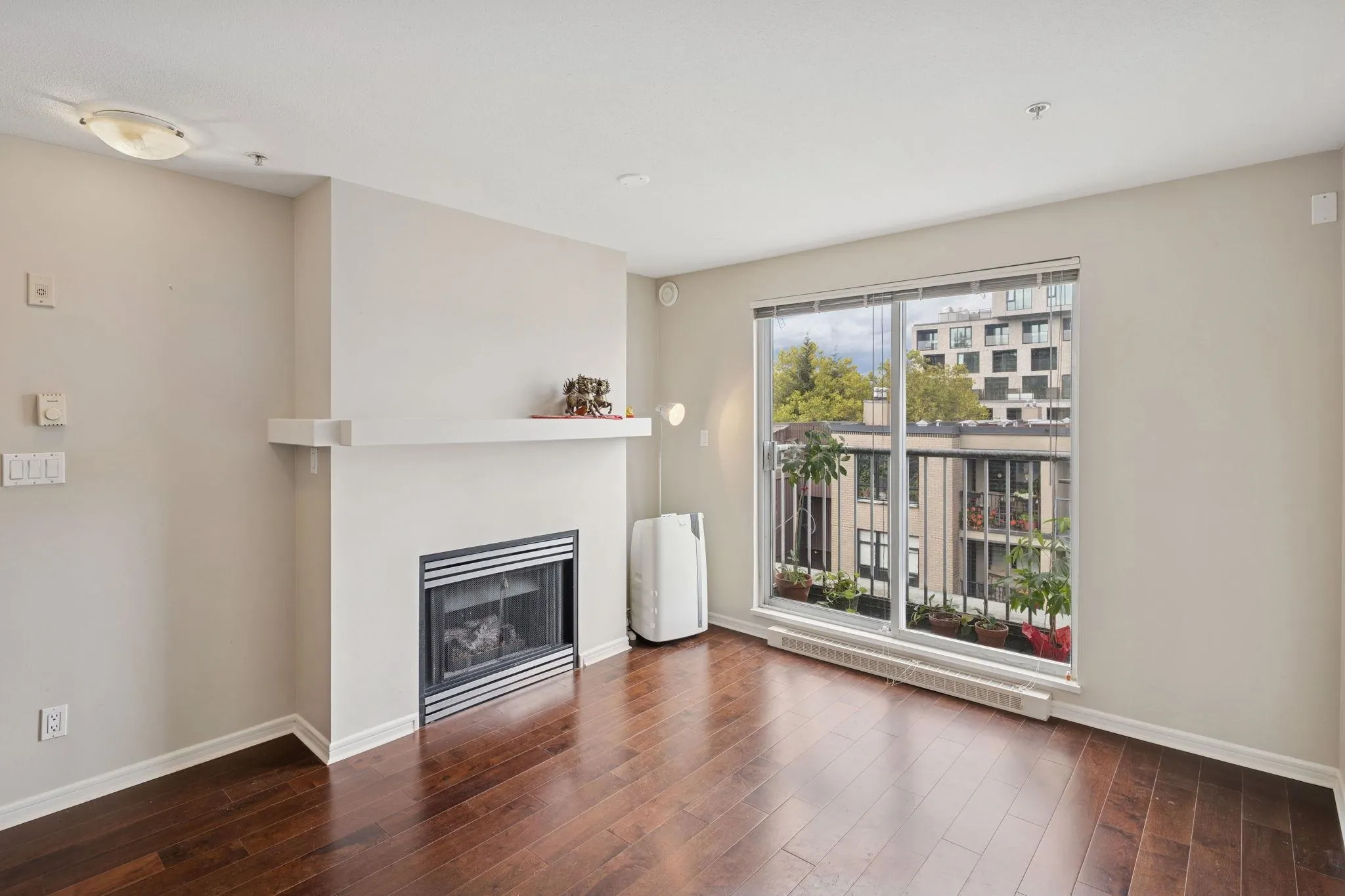 311 3727 W 10th Avenue