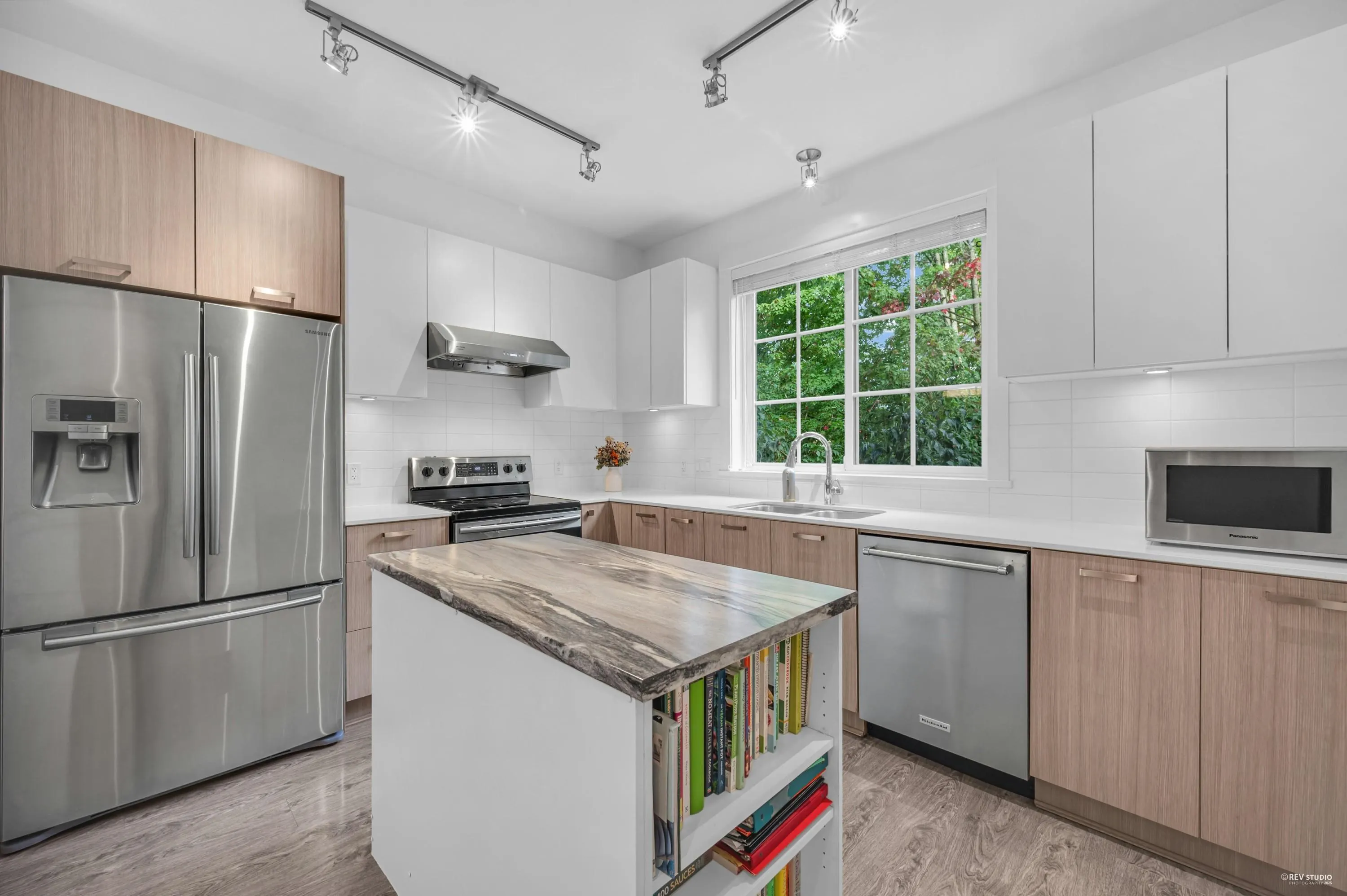 64 2423 Avon Place