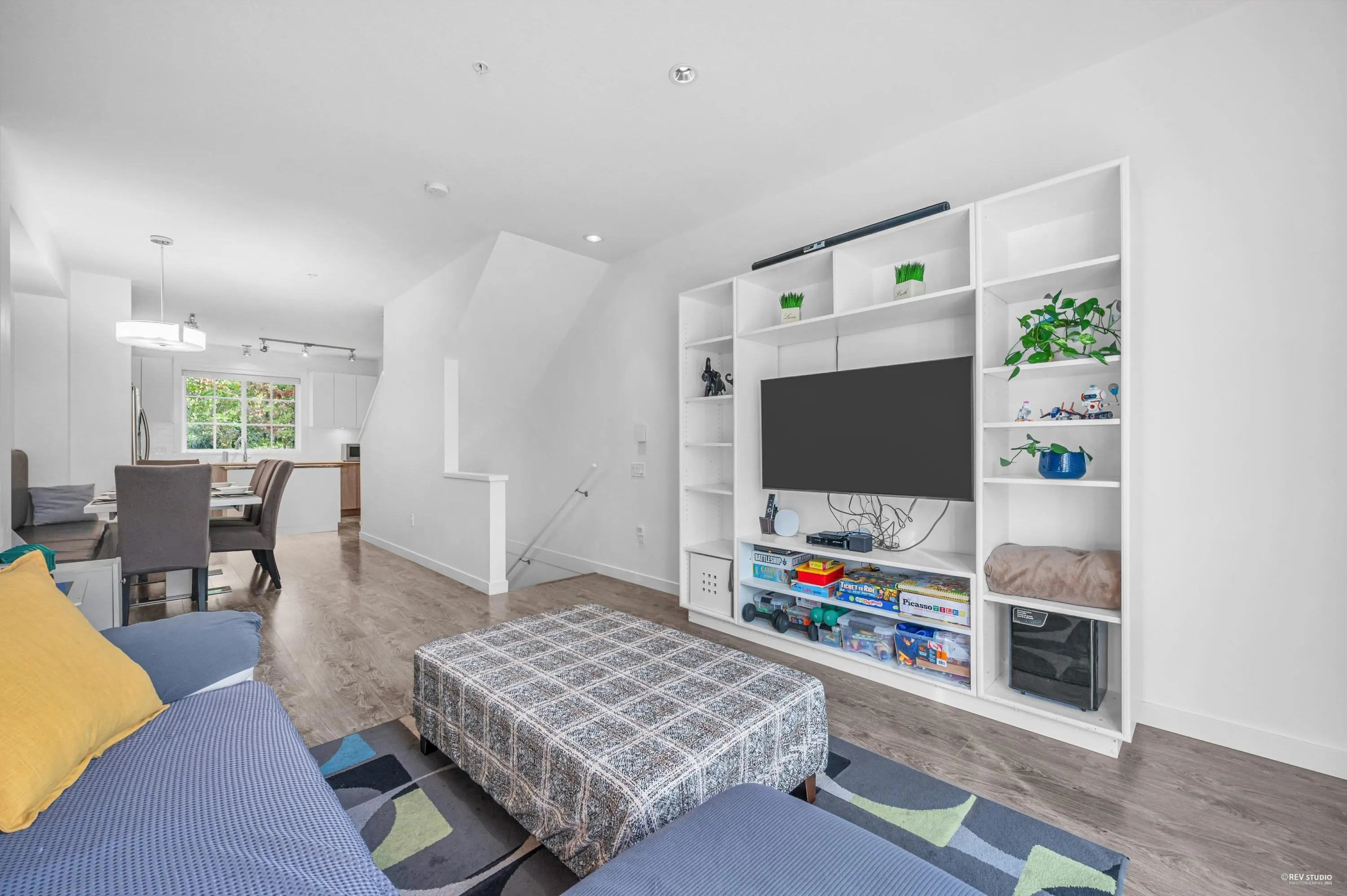 64 2423 Avon Place
