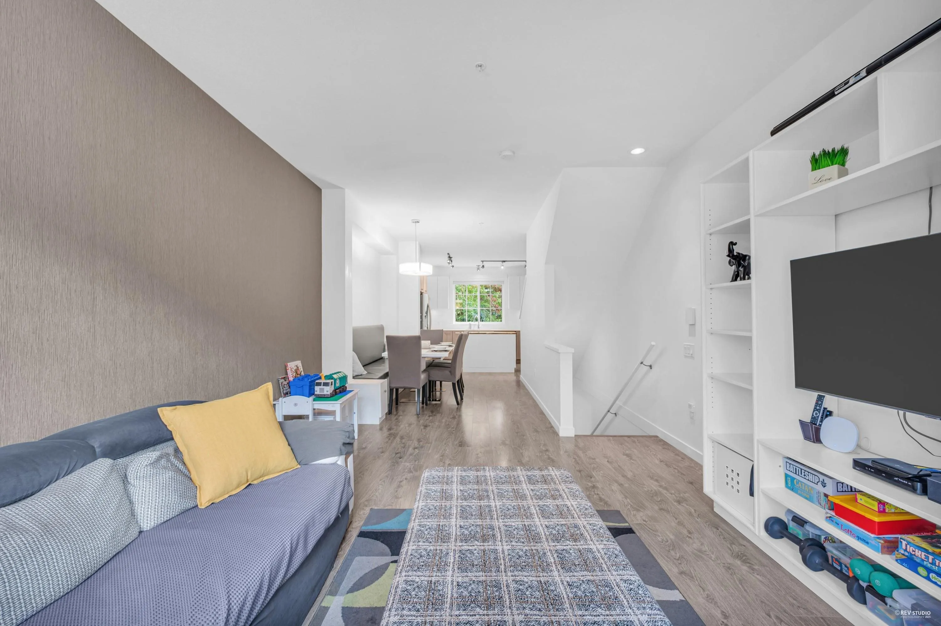 64 2423 Avon Place