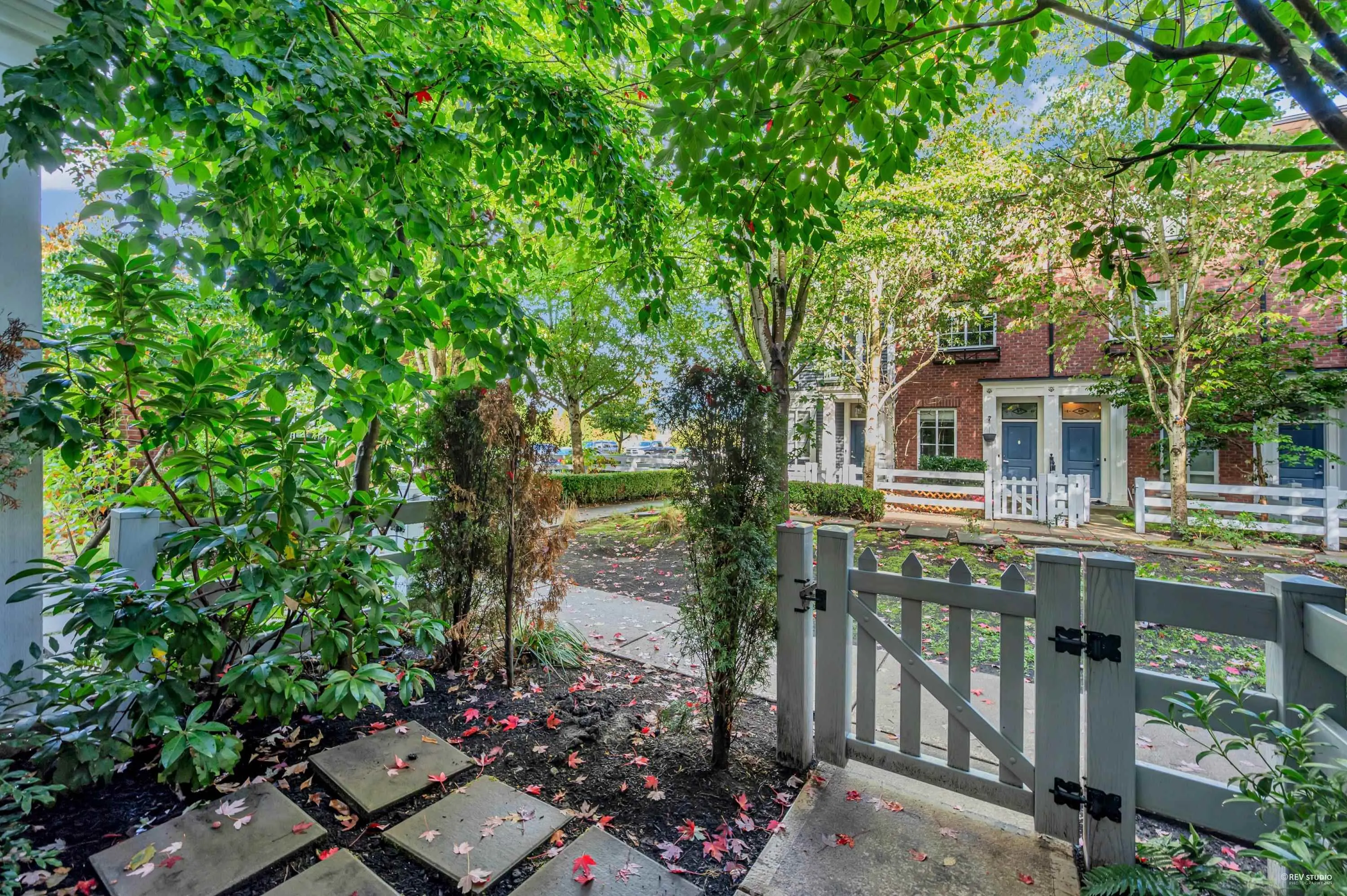 64 2423 Avon Place