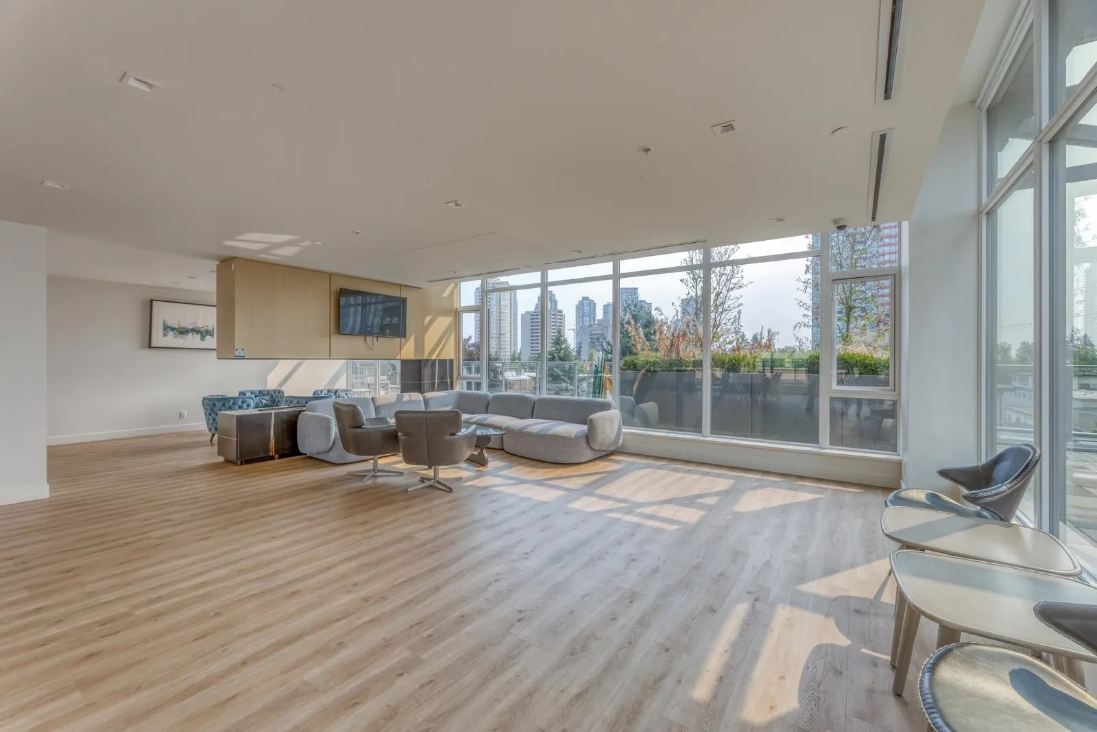 1402 6511 Sussex Avenue
