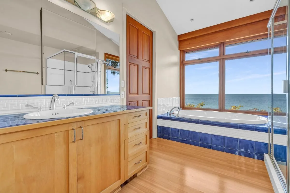 4893 Sunshine Coast Highway
