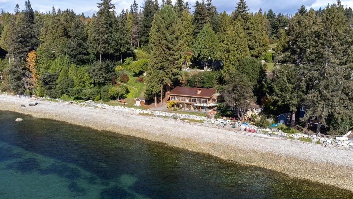 4893 Sunshine Coast Highway