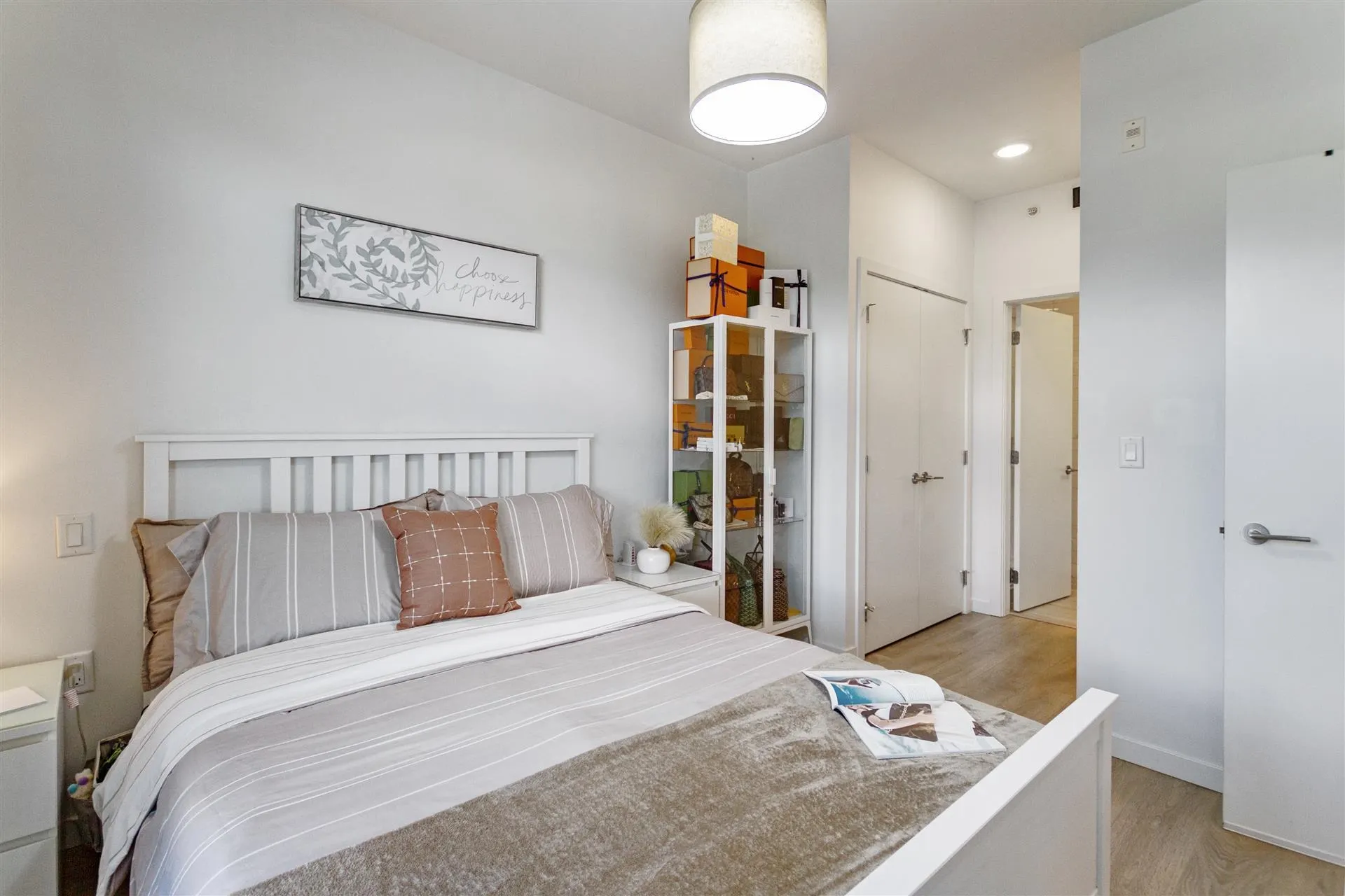 519 725 Marine Drive