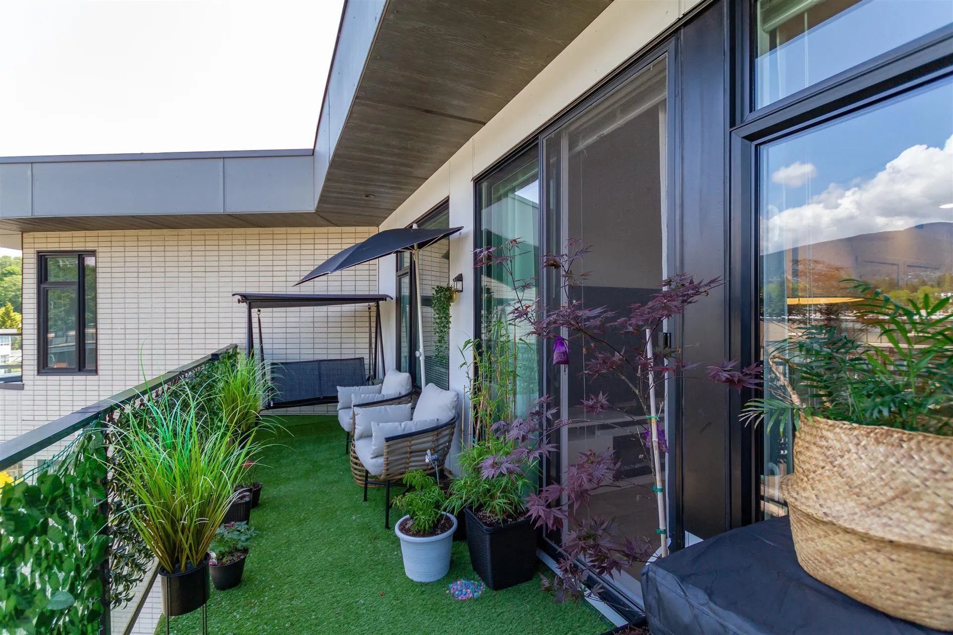 519 725 Marine Drive