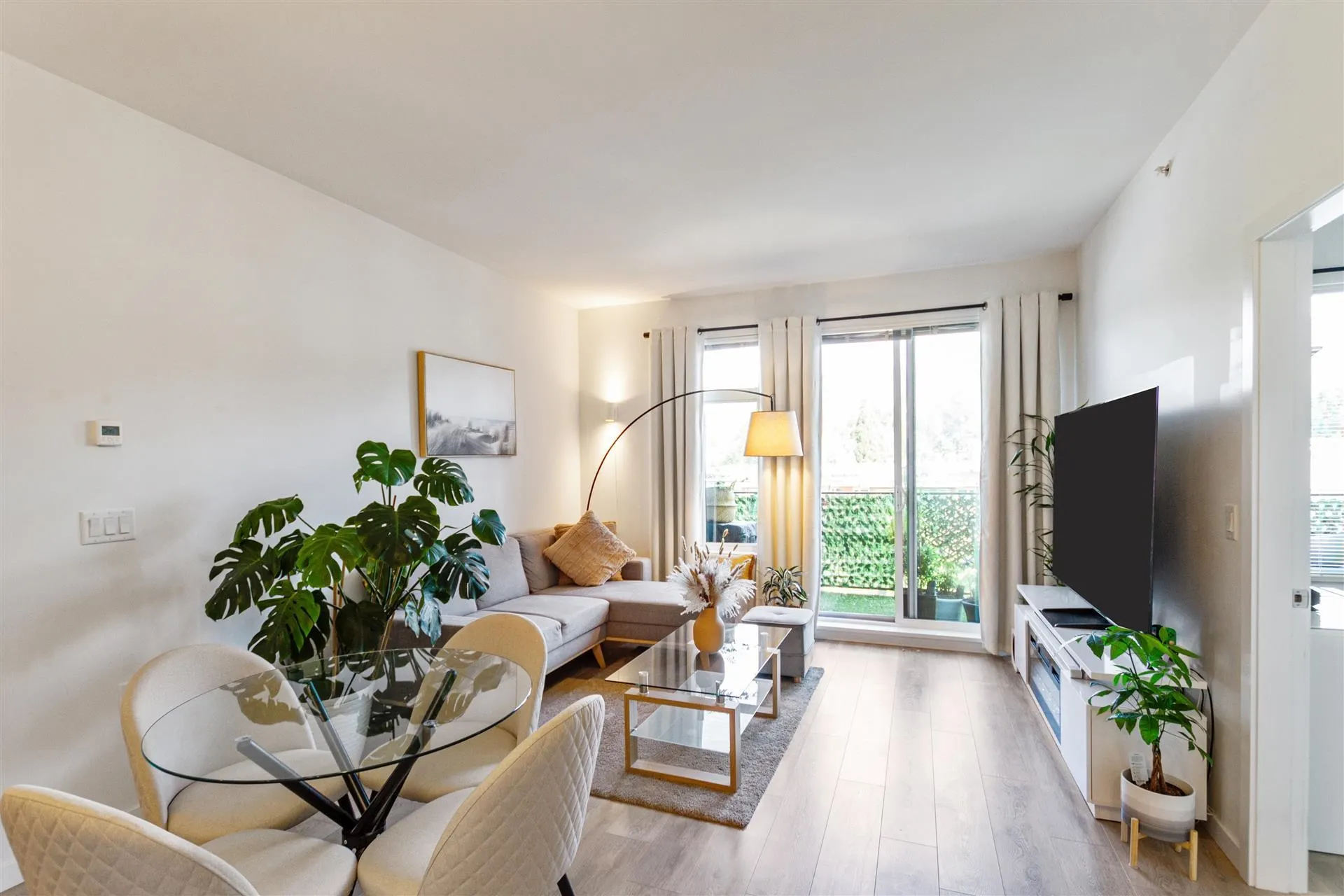 519 725 Marine Drive