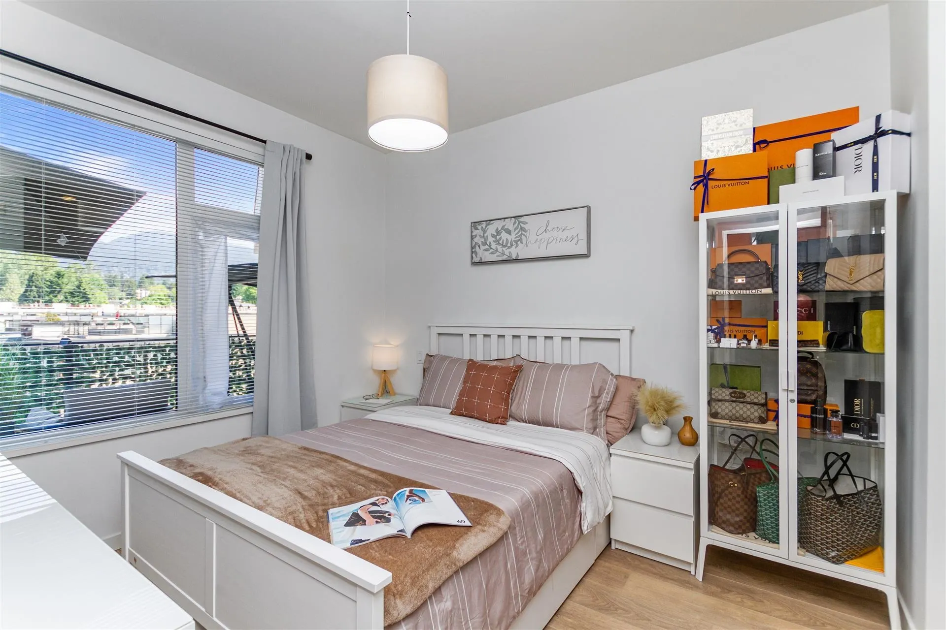 519 725 Marine Drive