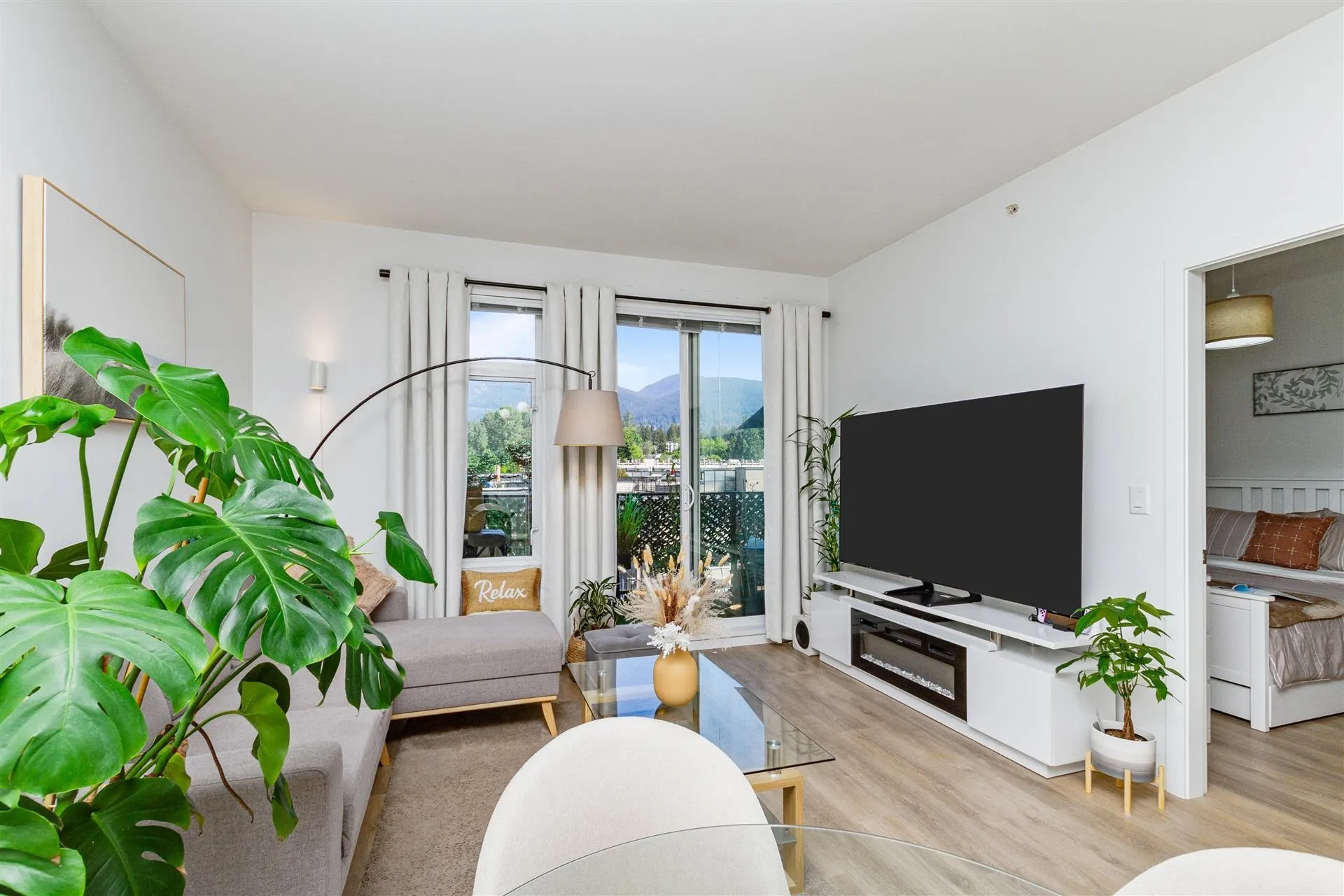 519 725 Marine Drive