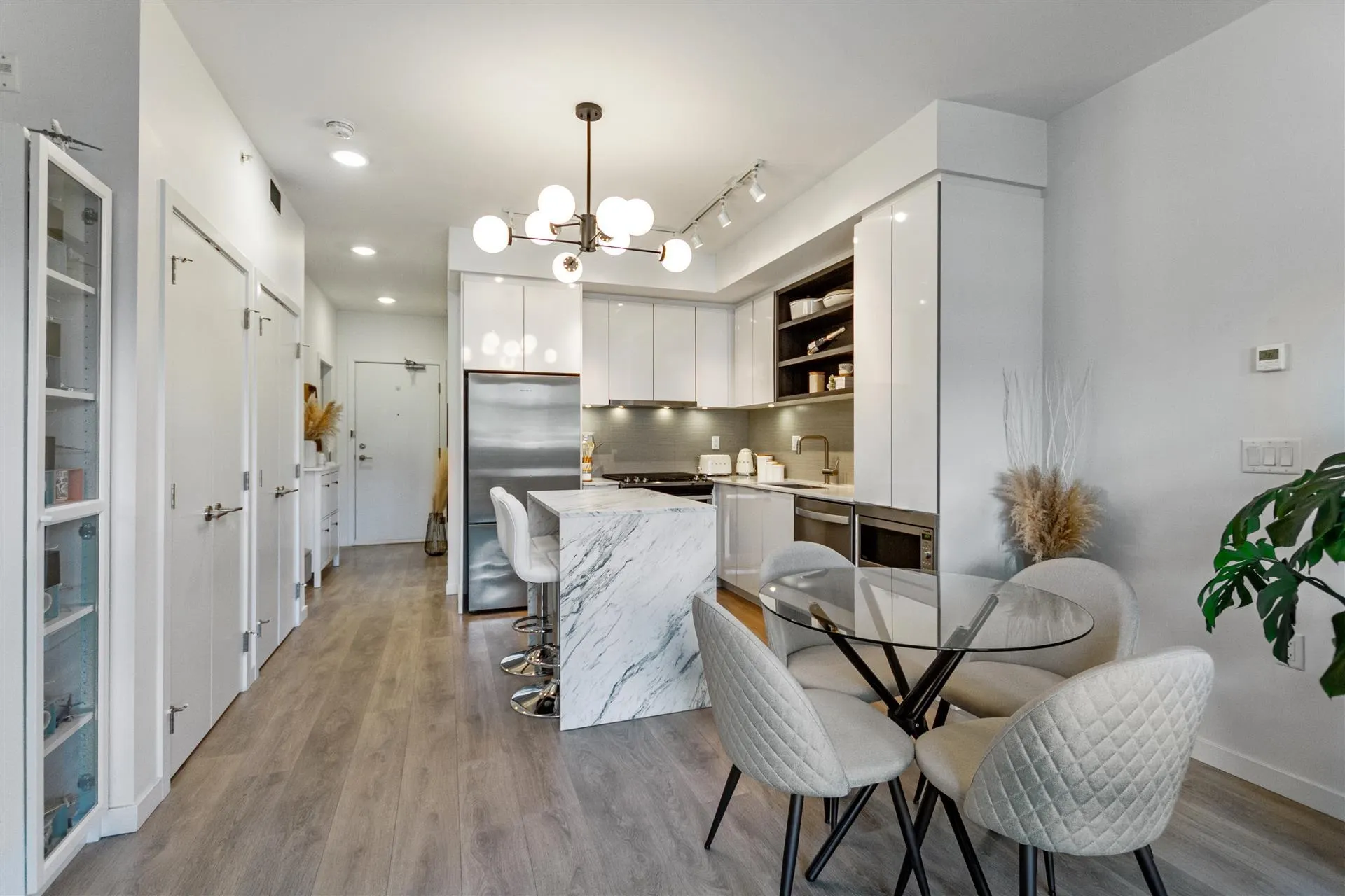 519 725 Marine Drive