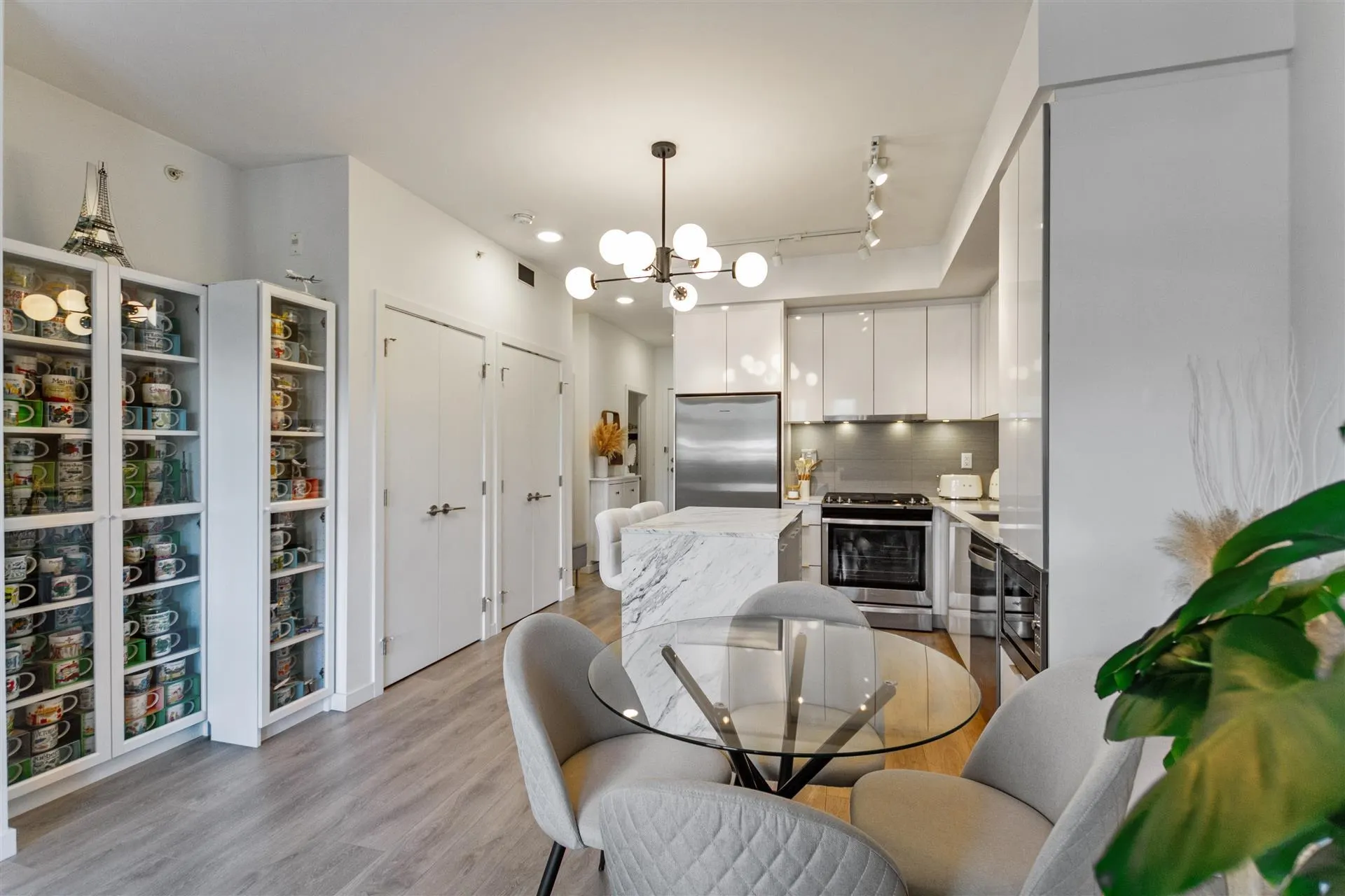 519 725 Marine Drive