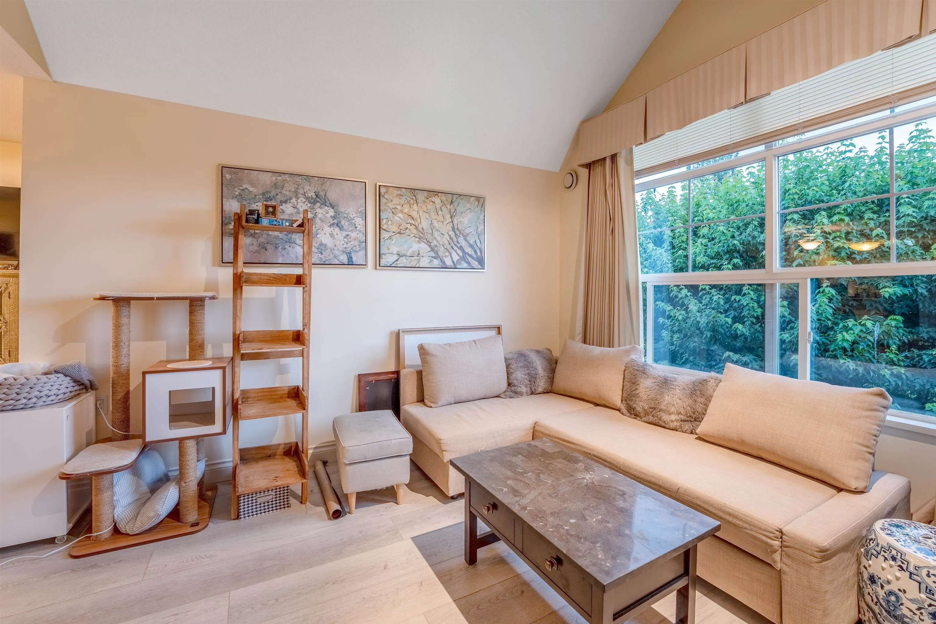 416 960 Lynn Valley Road