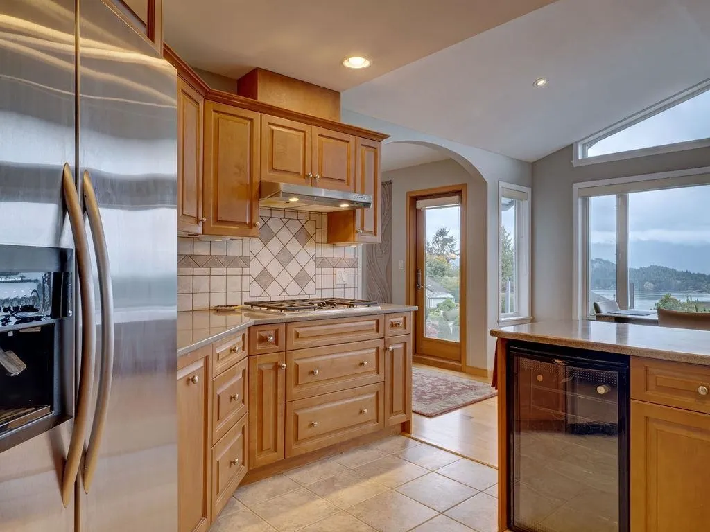 806 Oceanmount Boulevard
