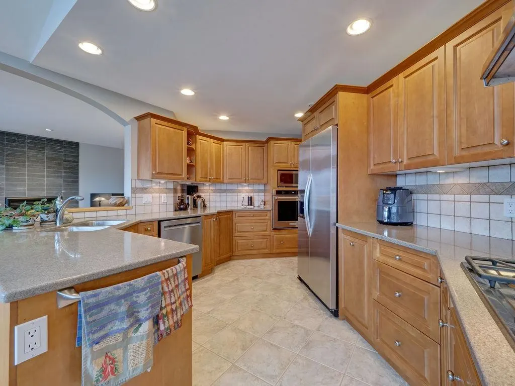 806 Oceanmount Boulevard