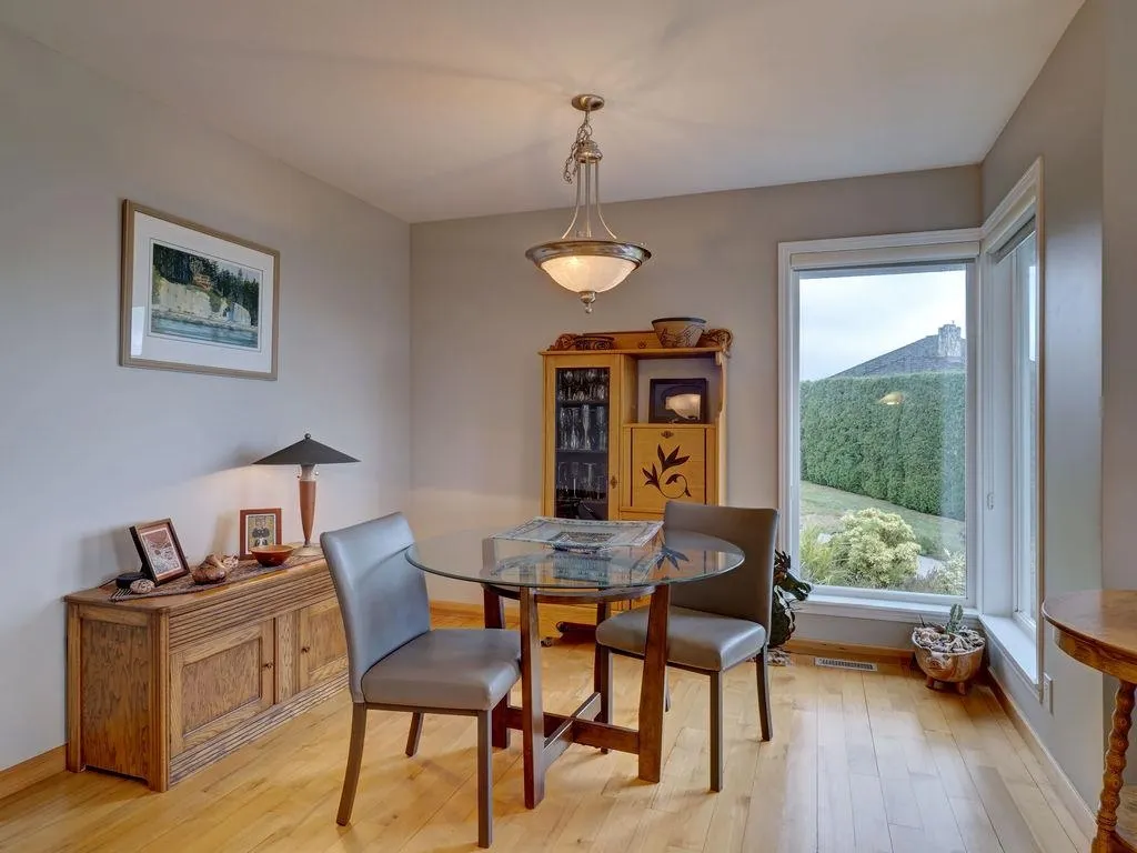 806 Oceanmount Boulevard